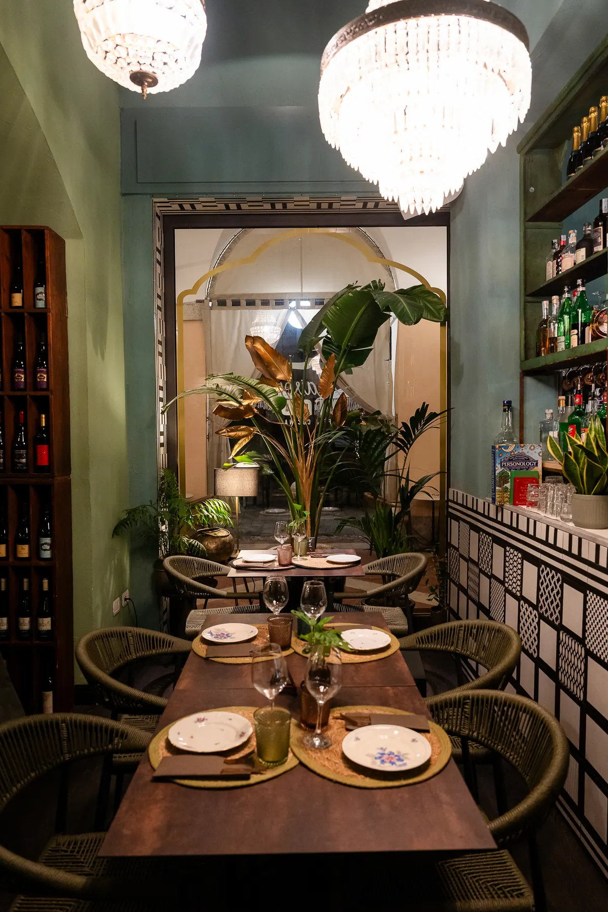 La sala di Maison Riad, tra verde salvia, tavoli apparecchiati e lampadari
