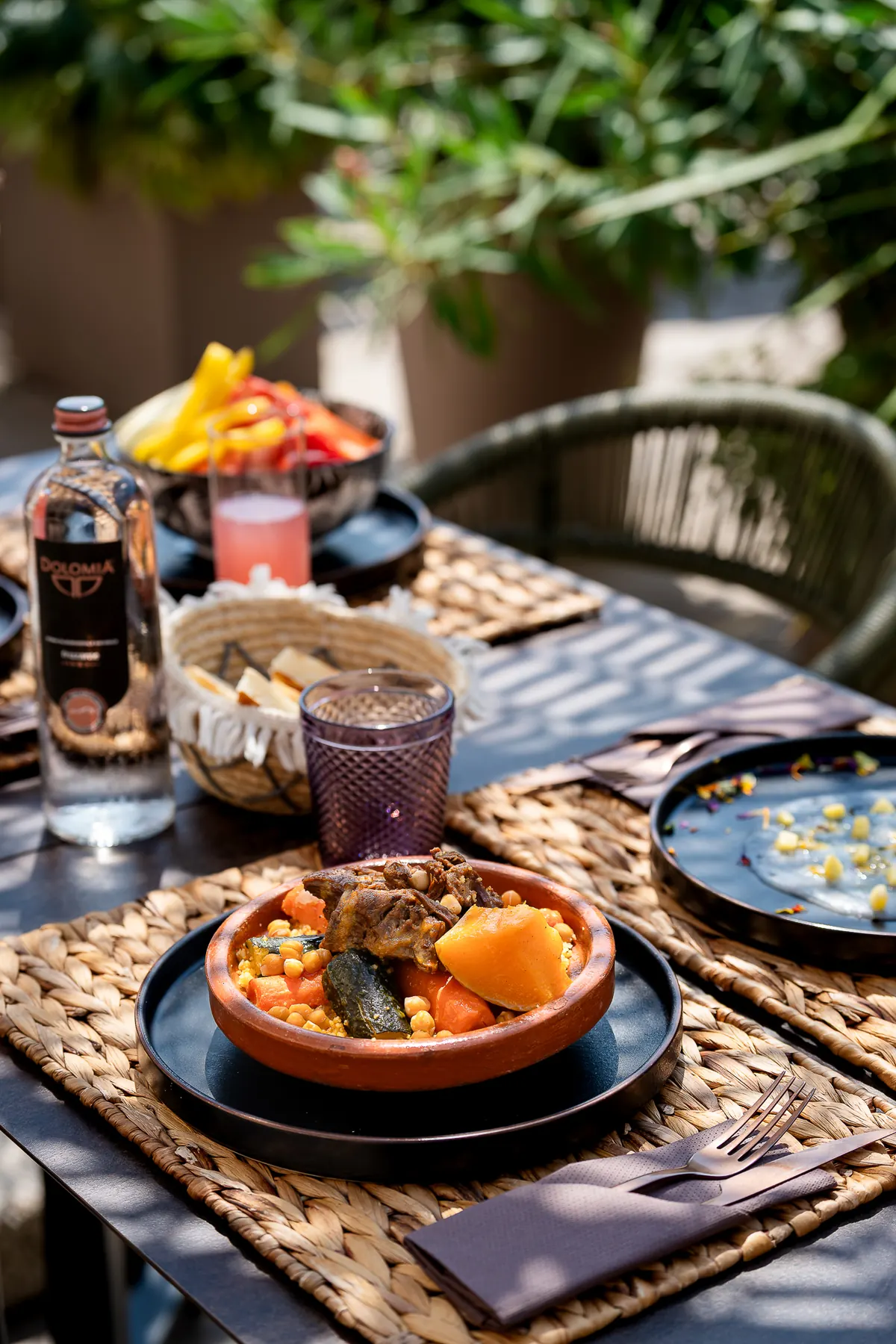 Tajine servita nelle ceramiche di Maison Riad